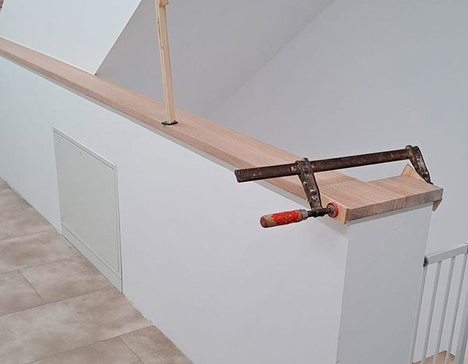 Montage eines Holzhandlaufs an einem Treppengeländer